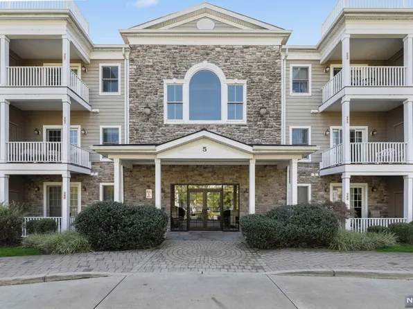 5 Tenakill Park E APT 303, Cresskill, NJ 07626