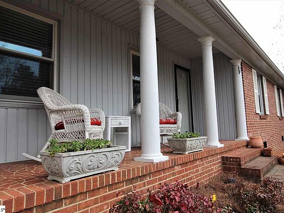 3rd image of 22 Bridgewood Ave