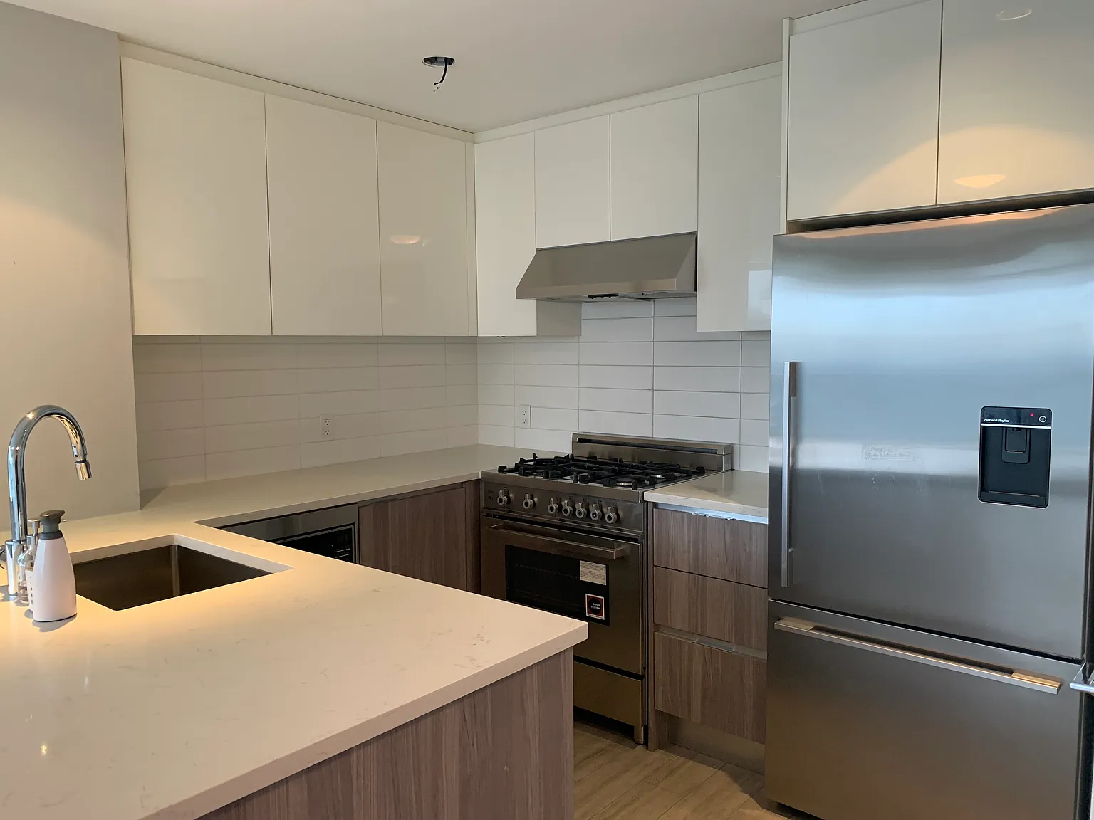 4900 Lennox Lane Burnaby — Photo 2