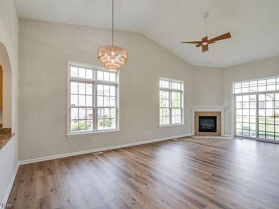 4th image of 38087 Burrard Ln