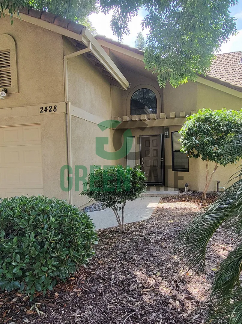 Welcome to this beautiful well maintained 4 bedroom Modesto home! 2428 Woodvale Dr — Photo 3