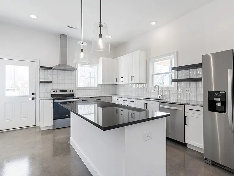 904 N Maple St — Photo 6