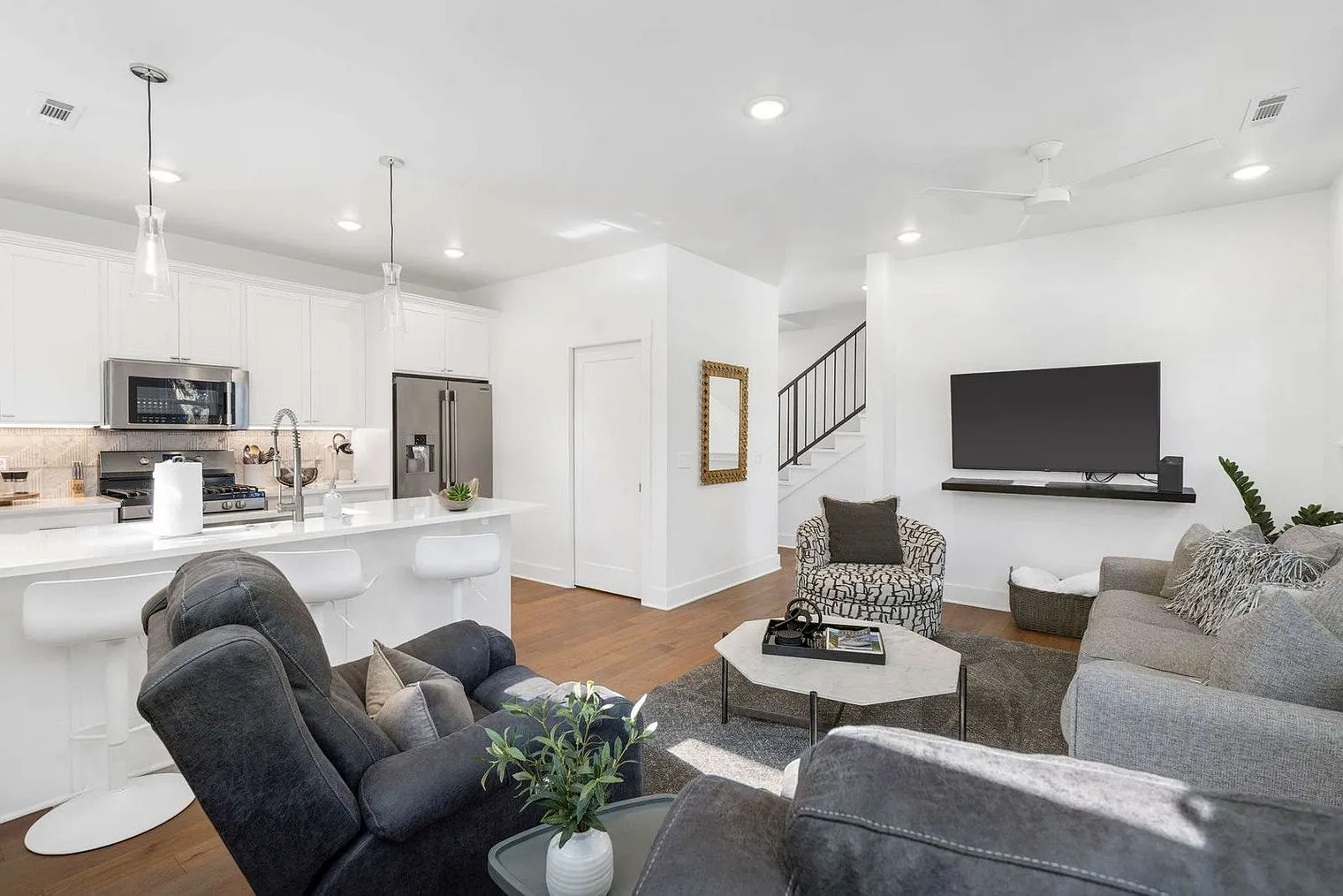2 bed, 2.0 bath, $4,460 — Photo 3