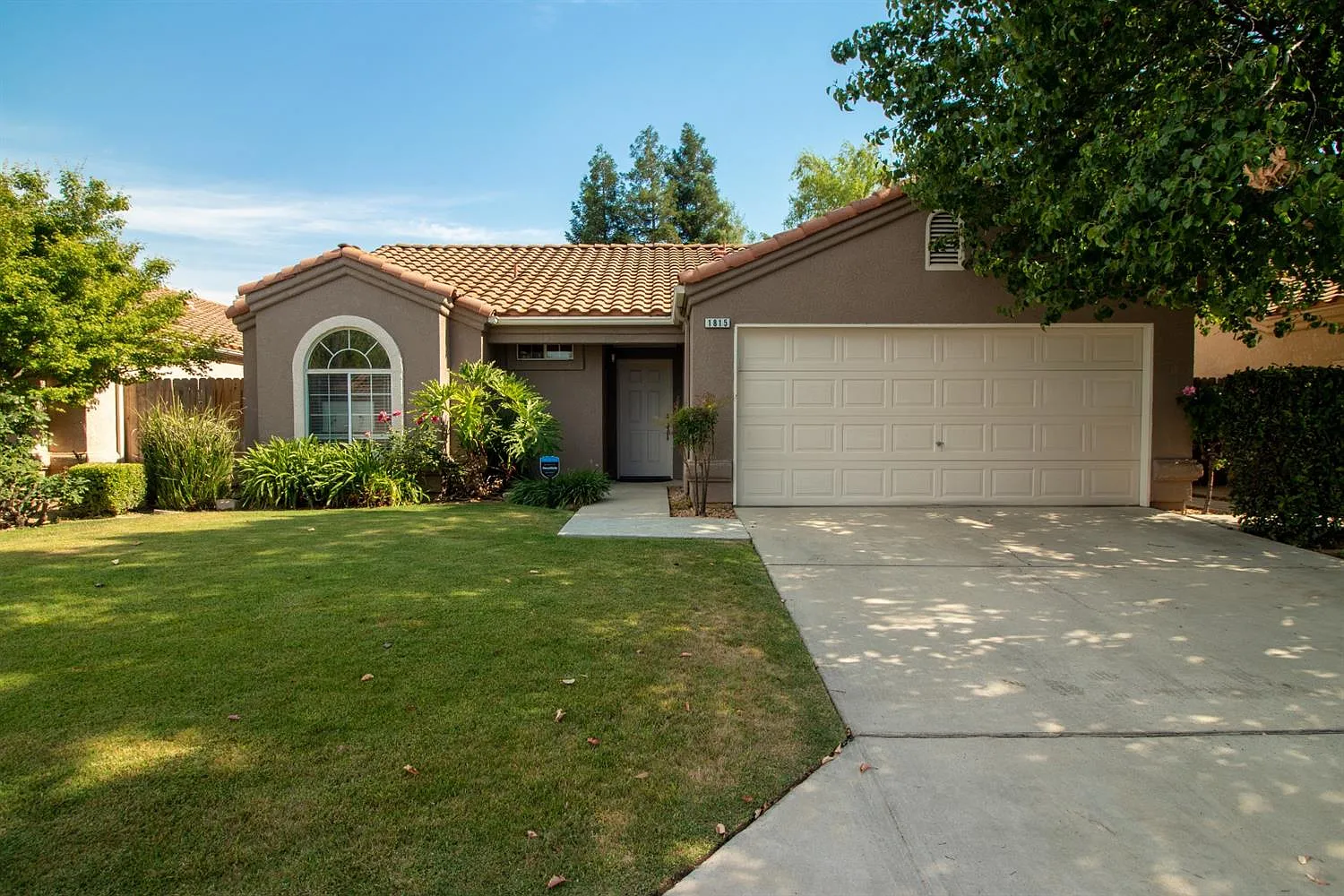 1815 E Chennault Ave photo 1