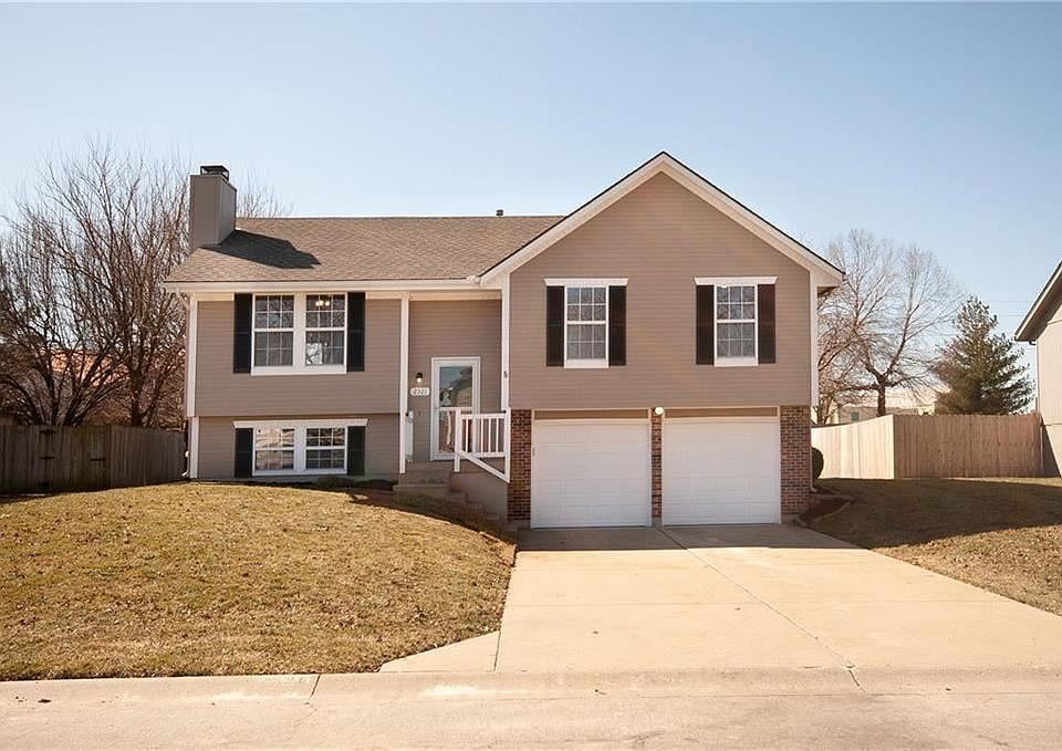 1st image of 2521 SE Winchester Dr