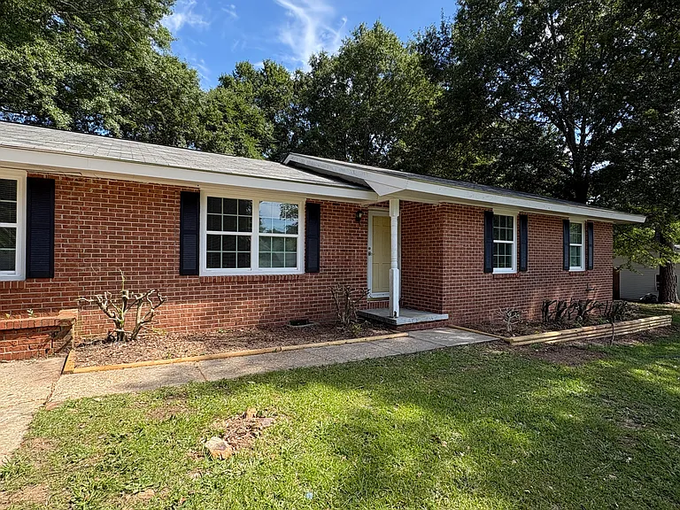 560 E University Dr — Photo 2