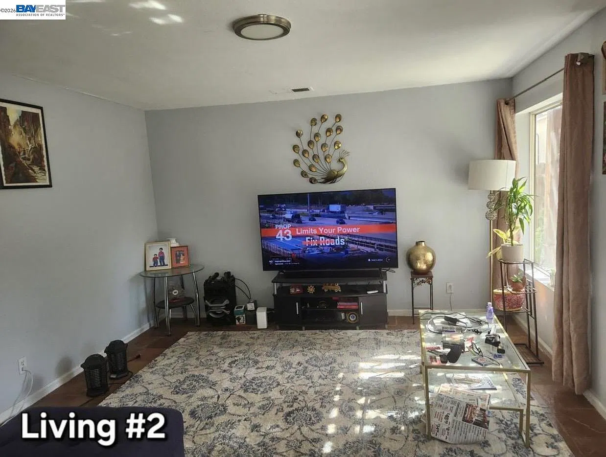4 bed, 1969 sqft, $3,500 — Photo 2