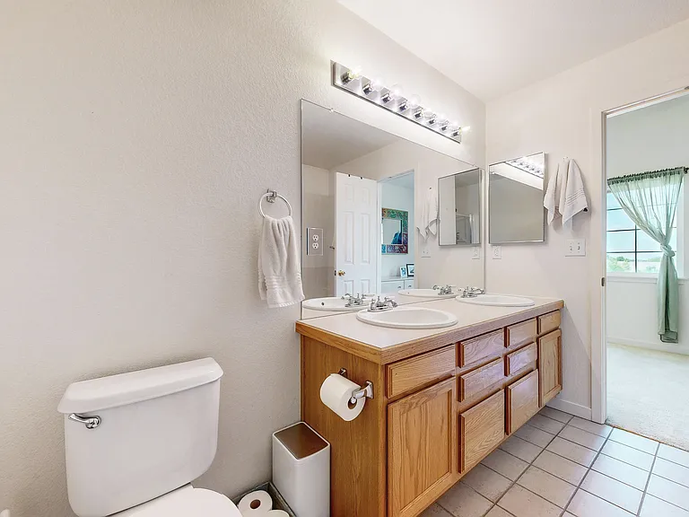 2560 Concord Cir — Photo 16