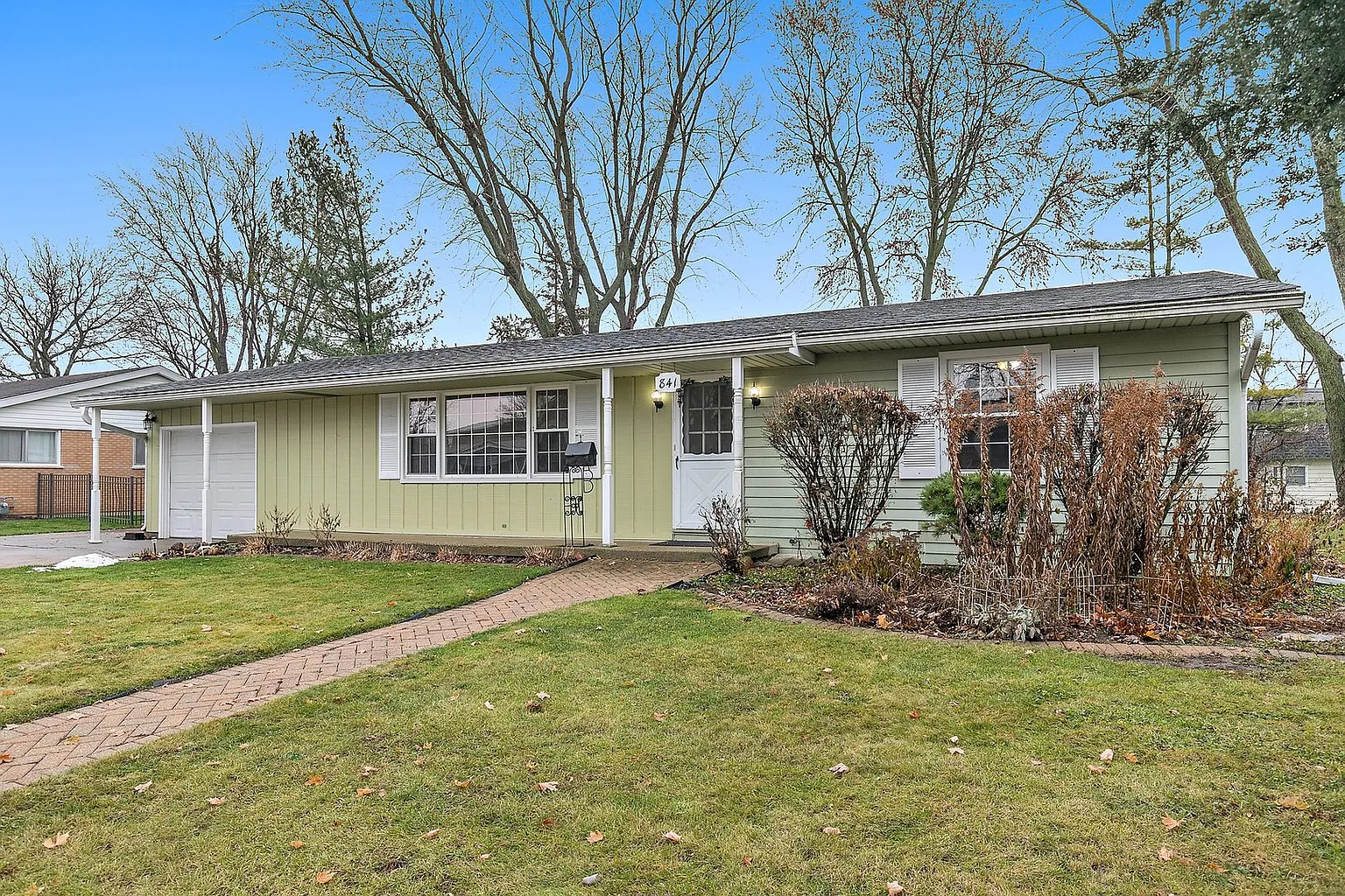 841 Royal Ln photo 1
