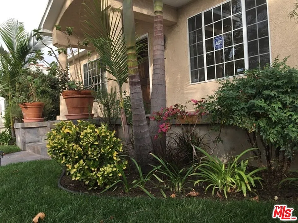 3 bed, 2.0 bath, 1473 sqft, $5,200 — Photo 2