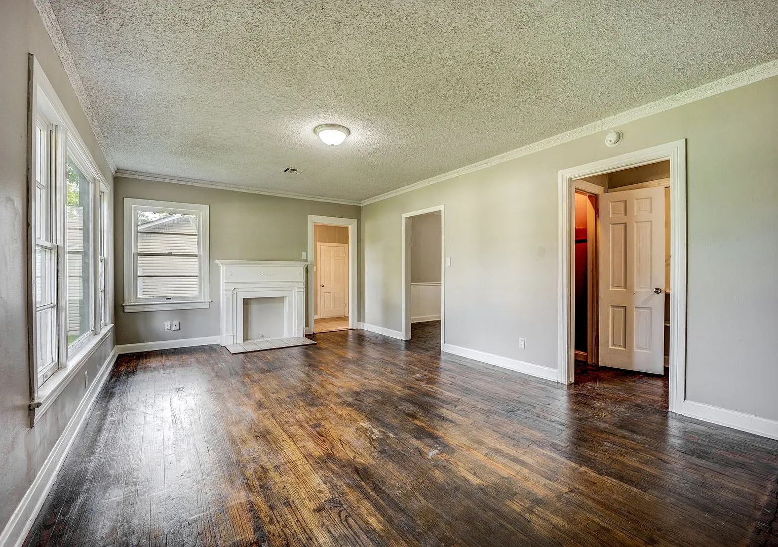 Freshly Updated 3 Bedroom House — Photo 4