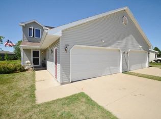 170 Desplaine Rd, De Pere, WI 54115