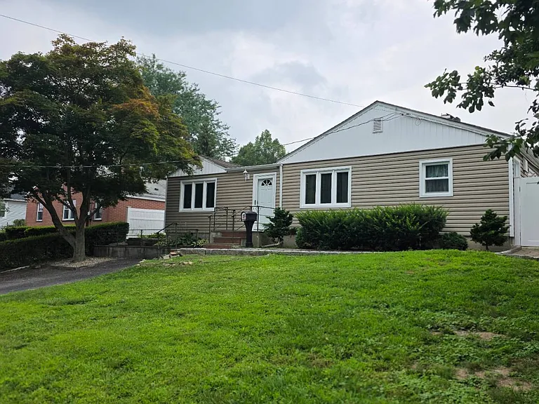 28 Roundhill Dr — Photo 3