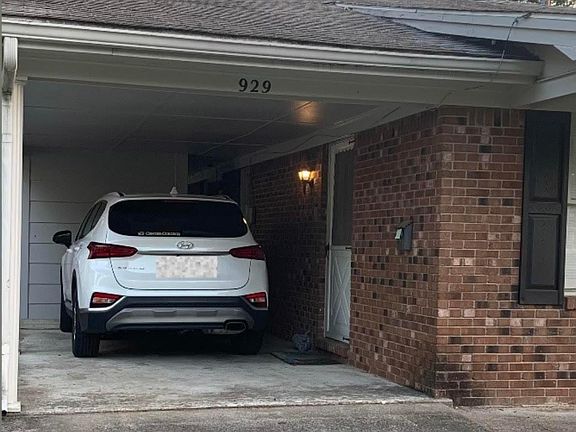 3rd image of 929 Lexington Ct