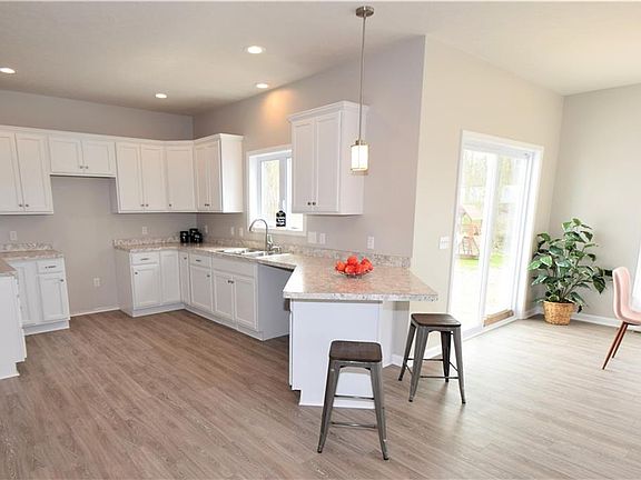4th image of 54 Christina Dr