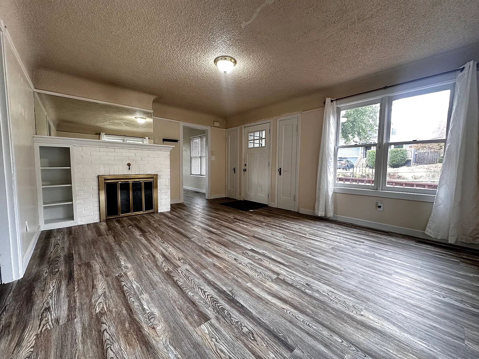 4056 SE Washington St — Photo 4