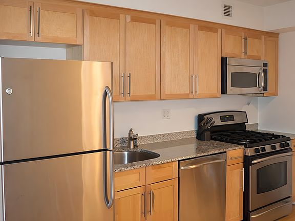 2nd image of 516 W 47th St APT S4d