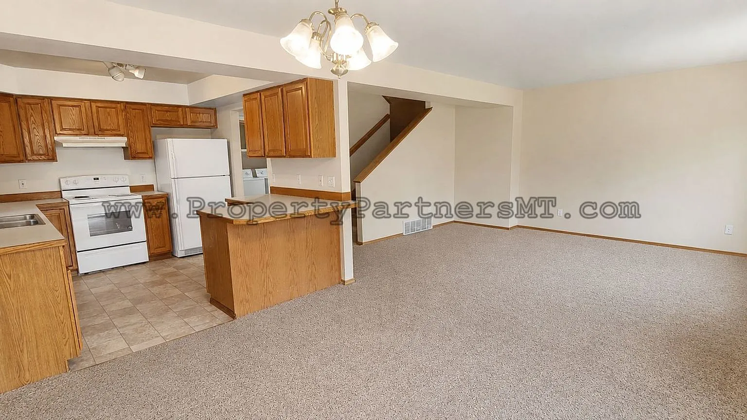 Spacious 3 Bed/2.5 Bath Duplex with Garage! — Photo 4
