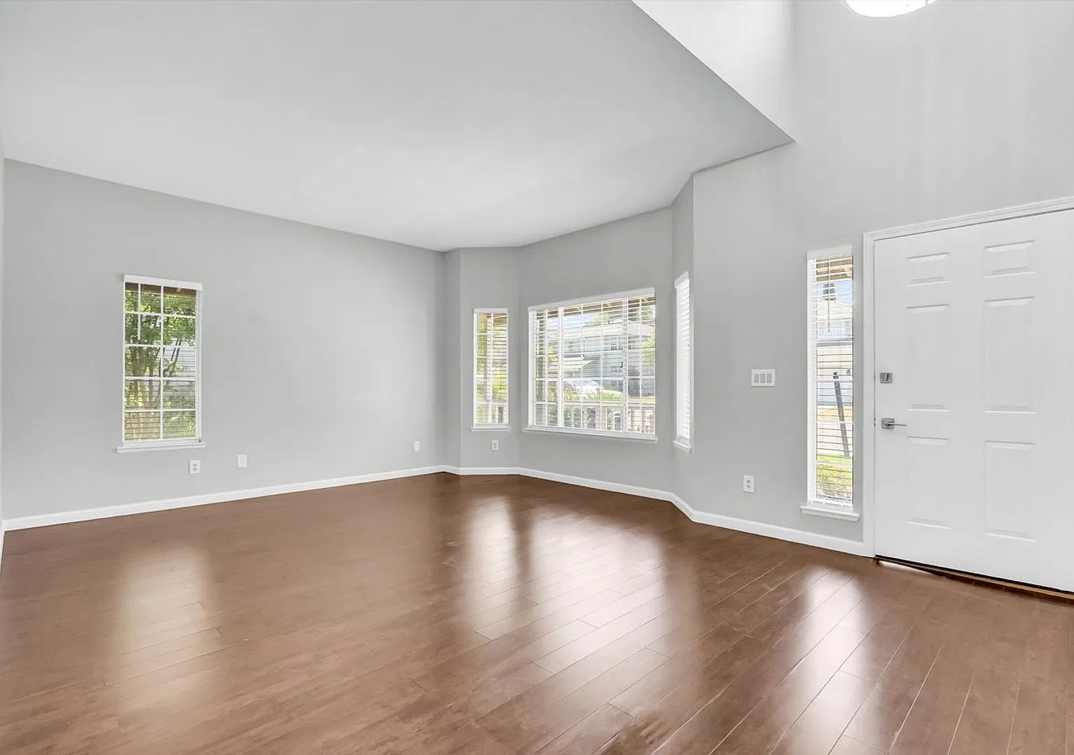 Wonderful Morada Neighborhood! Single Story Beauty With Formal Living And Dining Room!! — Photo 4