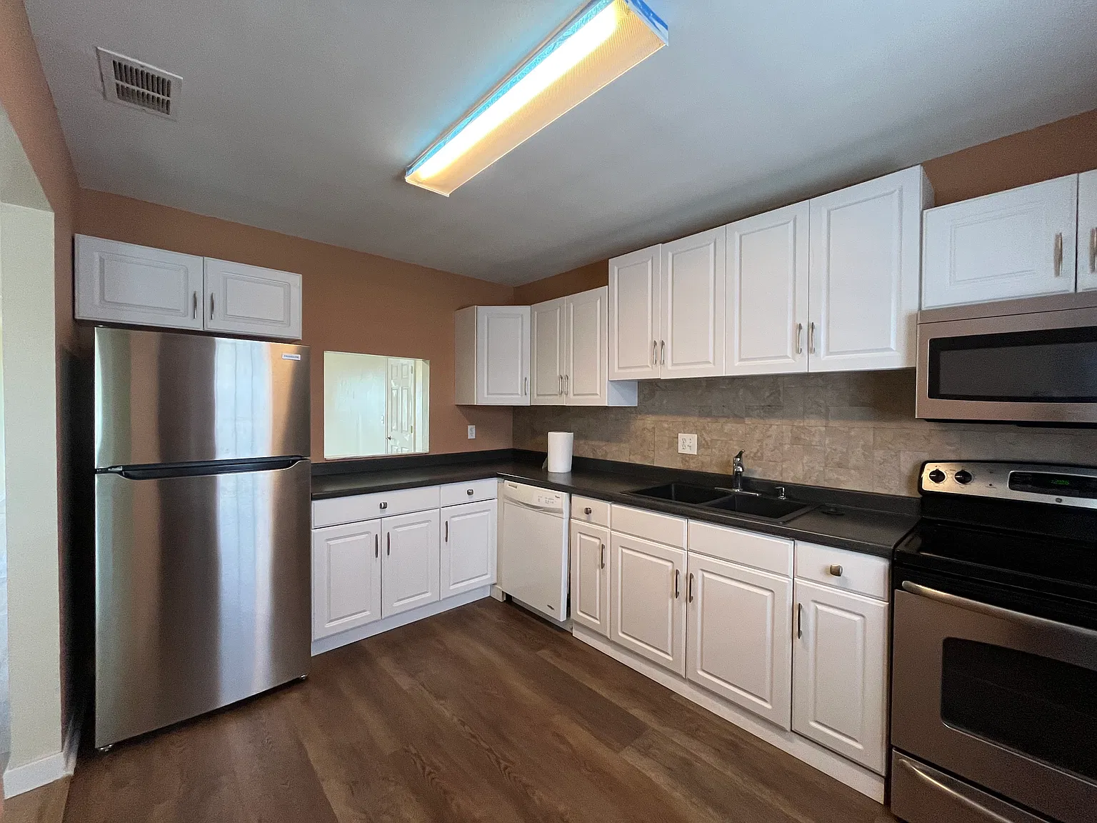 2 bed, 1100 sqft, $1,250 — Photo 4