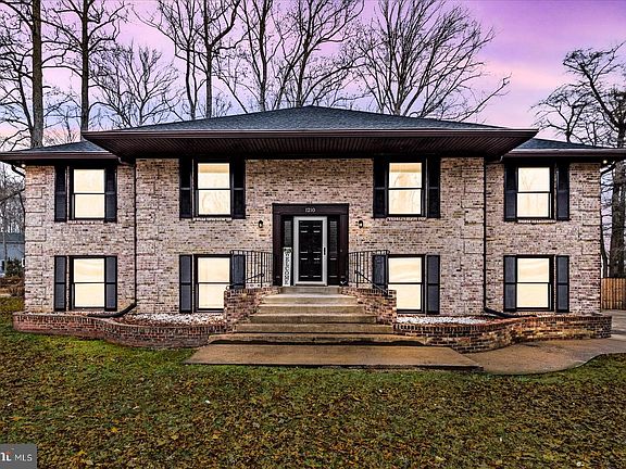 3rd image of 1210 Richmond Dr