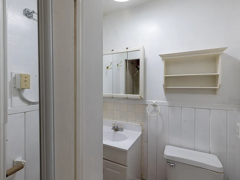 558 E 4th Ave #1 — Photo 3