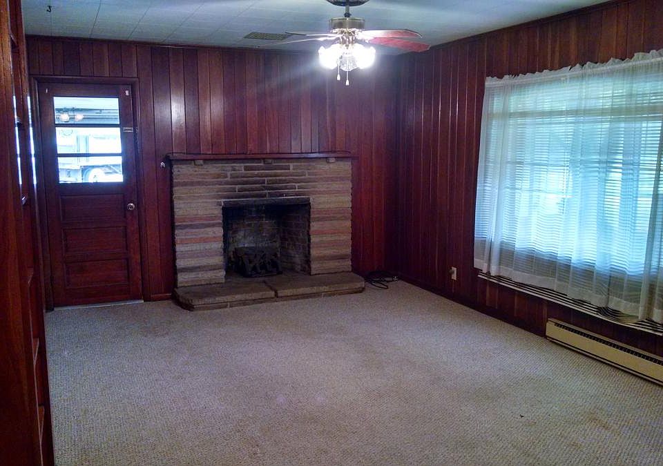 Living Room. Can NOT use fireplace