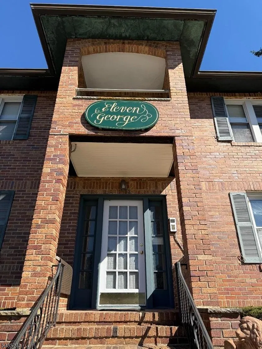 2 bed, 1.0 bath, $2,800 — Photo 2