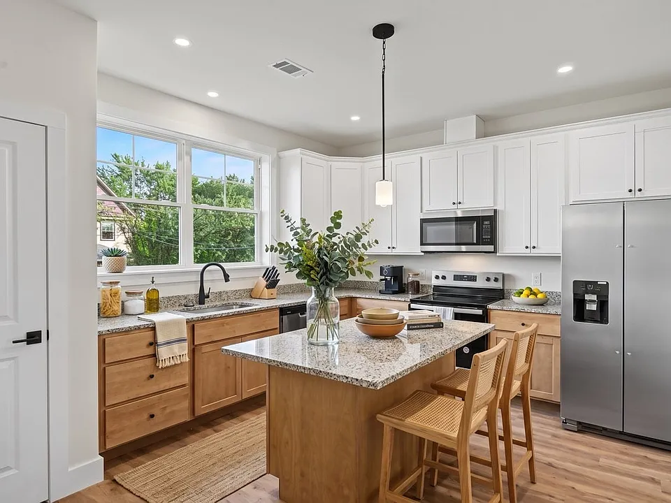 212 Hull Ave #201