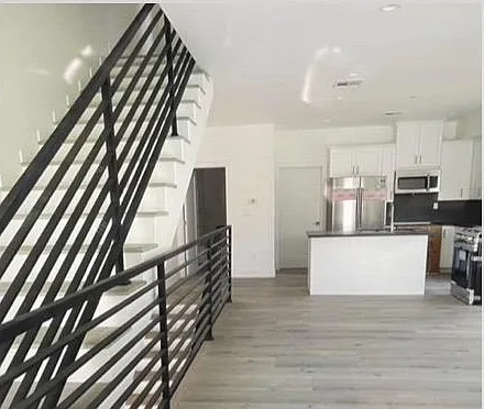 3 bed, 1250 sqft, $3,999 — Photo 2