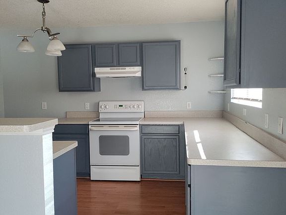 3rd image of 523 Cantebury Park Ln