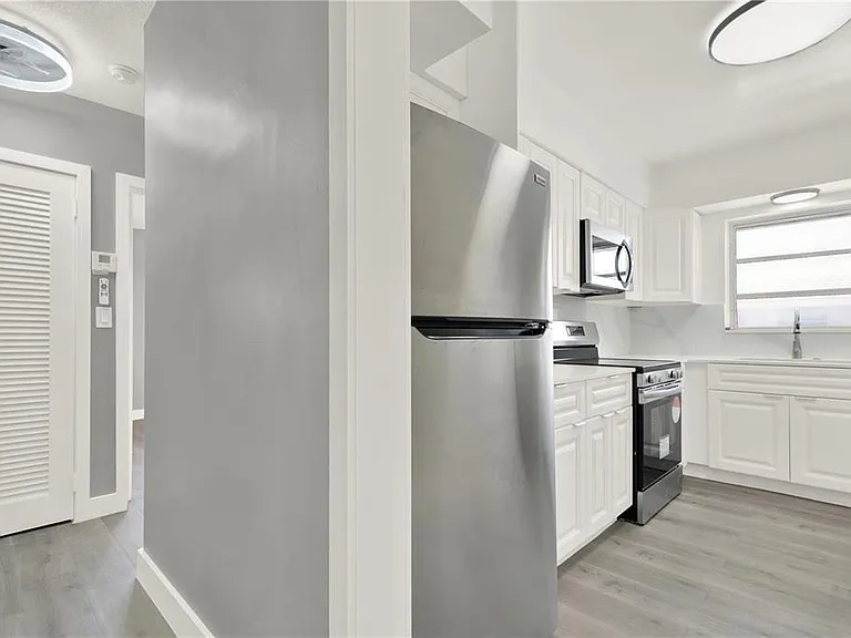 2864 NE 32nd St #7 — Photo 10