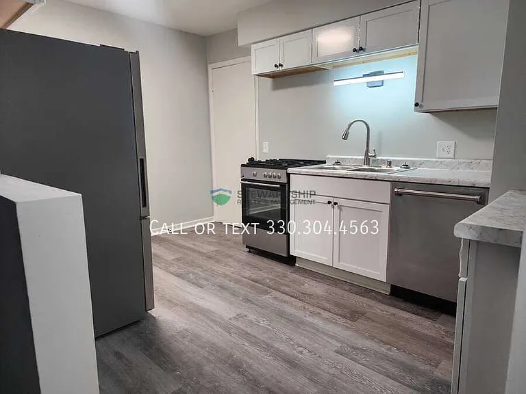 2559 Edwin Ave — Photo 2