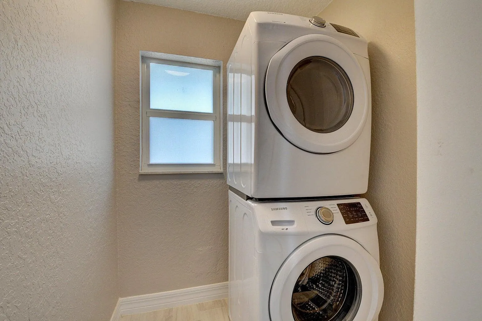 3 bed, 3.0 bath, 1250 sqft, $3,200 — Photo 4