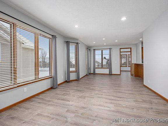 4th image of 4616 Canterbury Dr #32