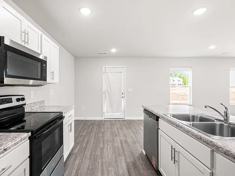 140 Lillian Ln — Photo 6