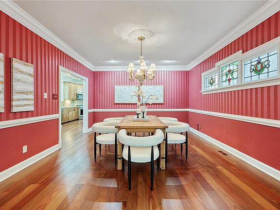 5th image of 623 London St