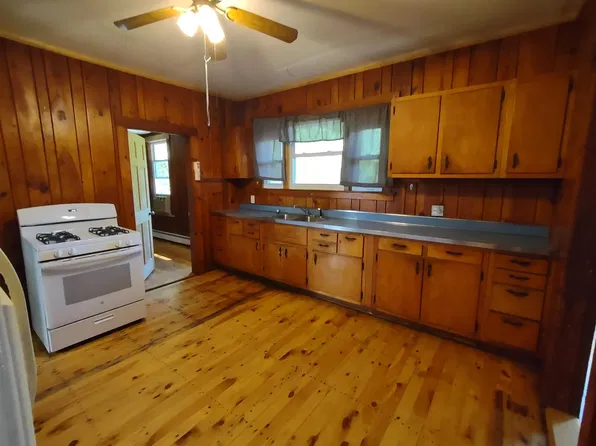 16 Church St, Hinsdale, NH 03451