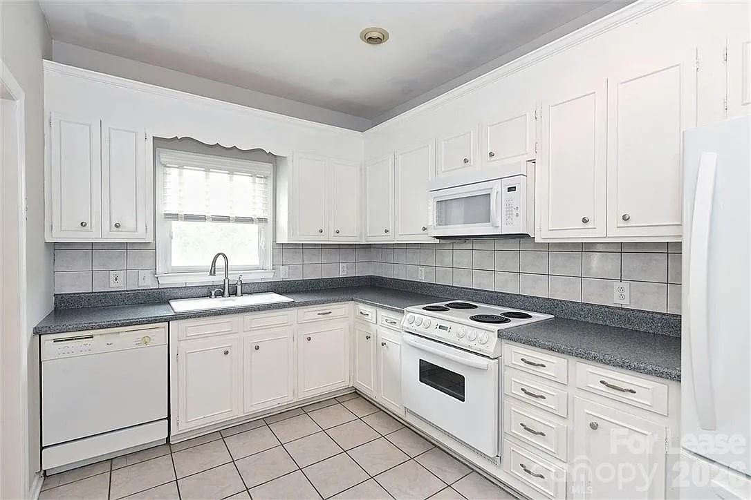 King John Condos — Photo 4