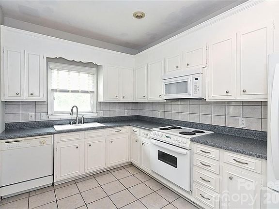 4th image of 1016 Queens Rd Unit C