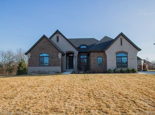 4689 Applewood Ct, Rochester, MI 48306