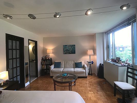 1st image of 1 Irving Pl APT V8a