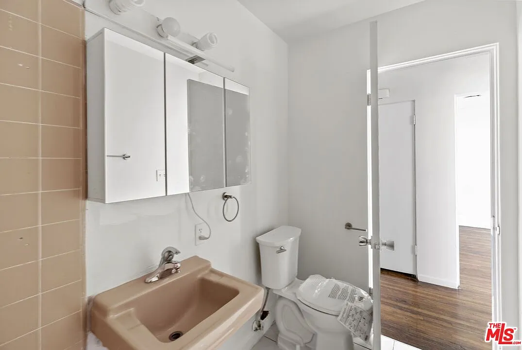 2 bed, 1.0 bath, 900 sqft, $2,980 — Photo 2