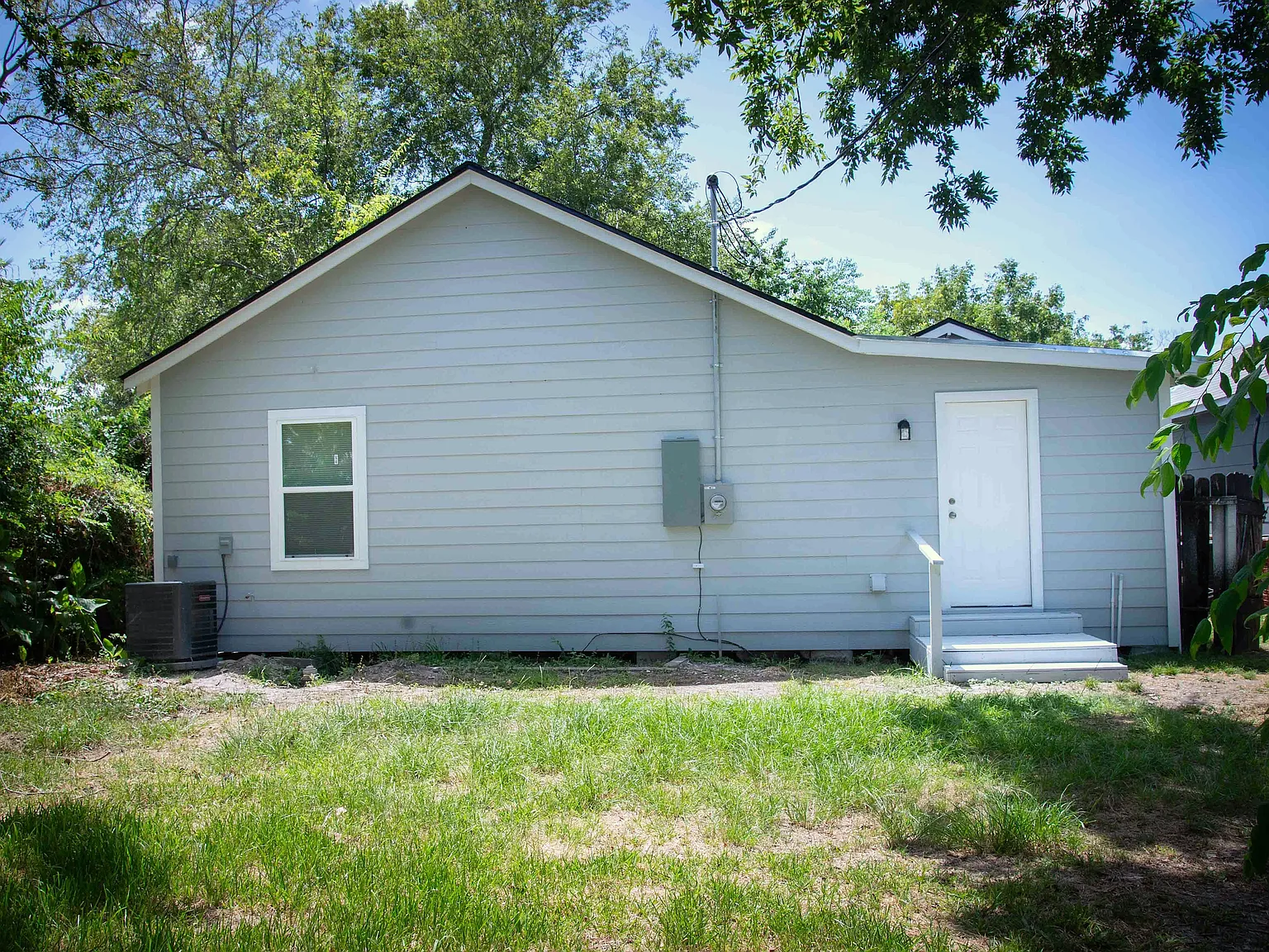 2 bed, 888 sqft, $1,475 — Photo 2