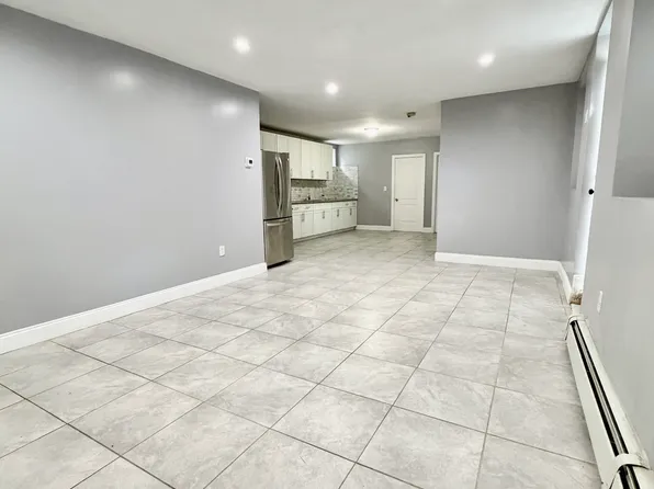 1021 E 213th St #1, Bronx, NY 10469