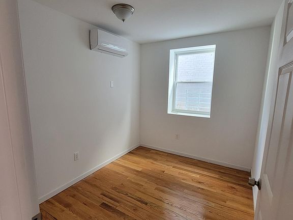 5th image of 1030 E 226th St Floor 1