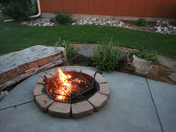 Outdoor firepit with grate