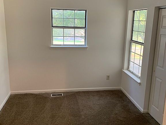 3rd image of 427 Lees Mill Dr