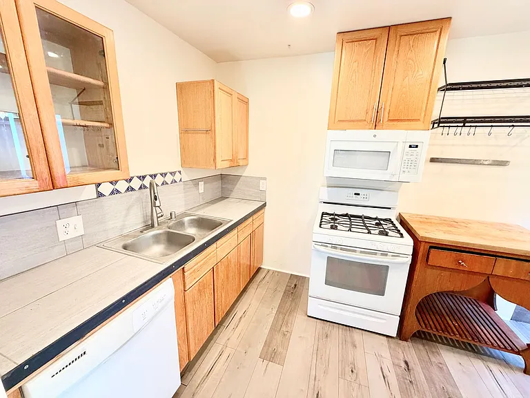345 Crane Blvd — Photo 22
