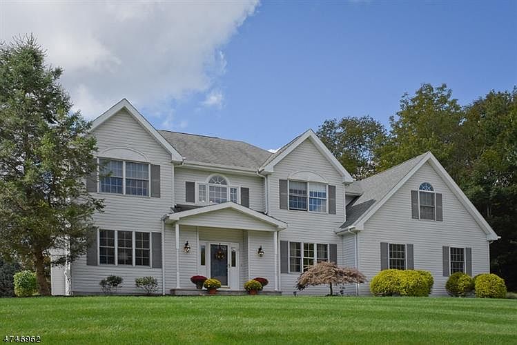1st image of 10 Hemlock Dr